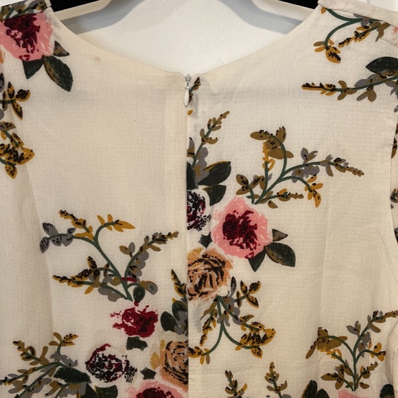 Belongsci White Floral Vneck Bell Sleeve Shift Dress - Picture 7 of 9